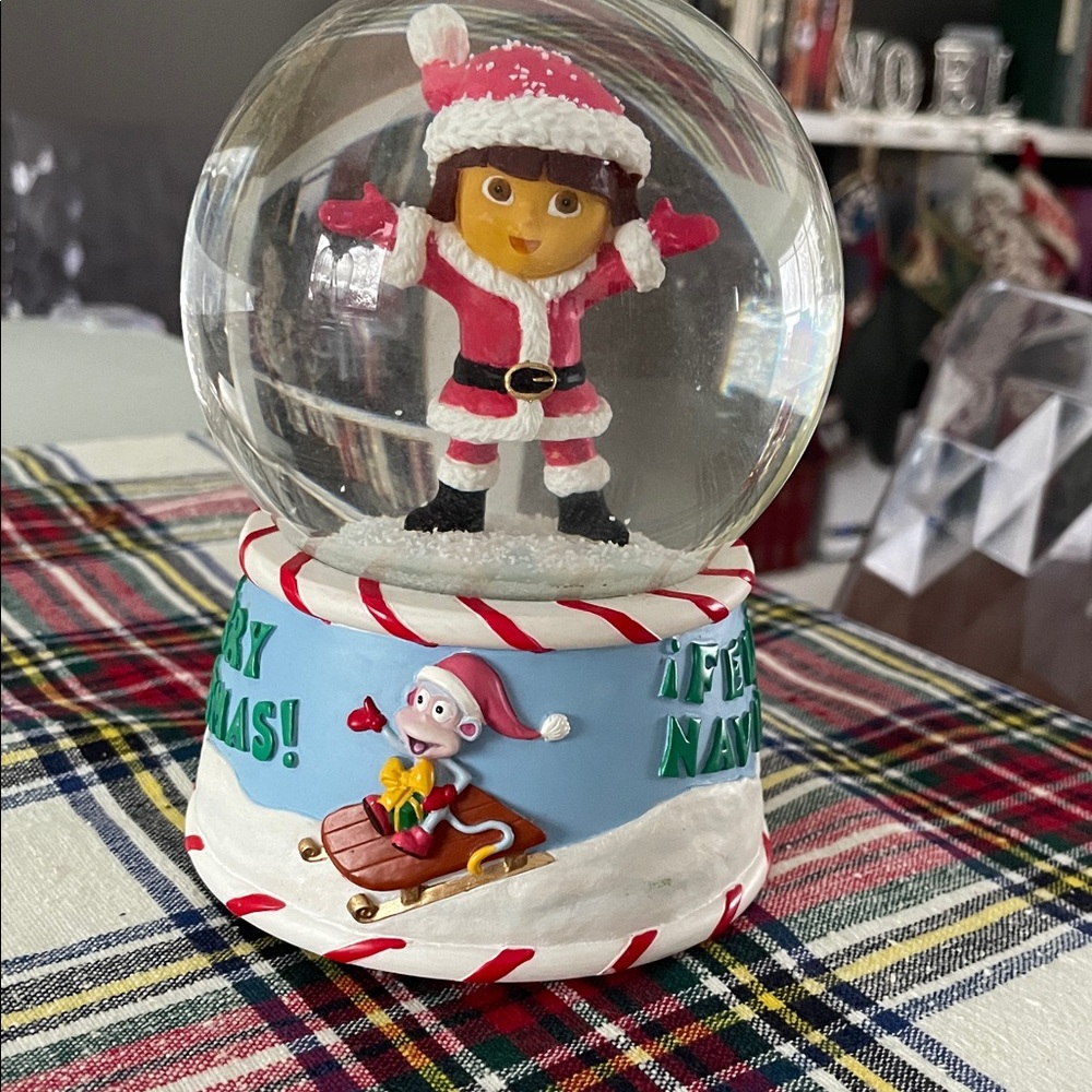 Musical Holiday Dora the Explorer Snow Globe - Vintage 2006.